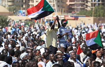 Тысячы жыхароў Судана святкуюць канец панавання дыктатара Амара аль-Башыра