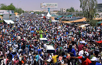 У Судане пратэстоўцы перакрылі нафтаправод і заблакавалі аэрапорт