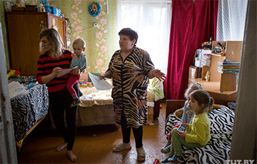 Многодетная мать из Дятлово живет в одной комнате с пятью детьми