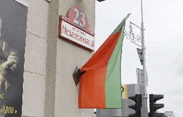 A Minsk Resident Tore Down A Lukashenko Flag In The Street