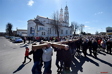 Почему ошмянские католики несут через весь город гигантский крест