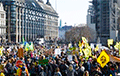 Тысячи активистов парализовали центр Лондона, требуя действий против изменения климата
