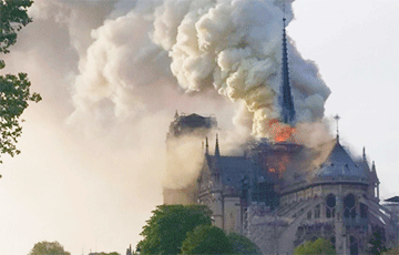 В Париже горит собор Парижской Богоматери (Онлайн)