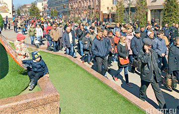 Brest Residents March Along City Center