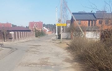 В поселке под Минском техника уничтожает дороги, построенные за счет жителей