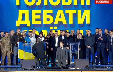 Зеленский и Порошенко стали на колени в знак уважения к родственникам погибших на Донбассе