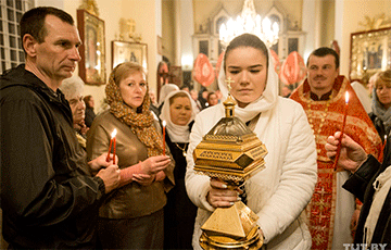 Благодатный огонь доставили в белорусские храмы: фоторепортаж