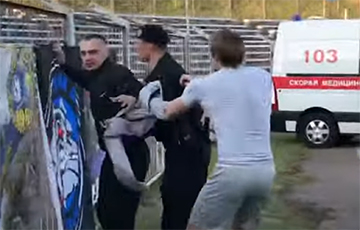 Videofact: “Vitsebsk” Goalkeeper Beats Off Fan From Riot Policeman