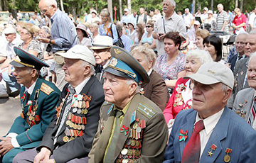 Фотофакт: Белорусских ветеранов 9 мая поздравили с Новым годом