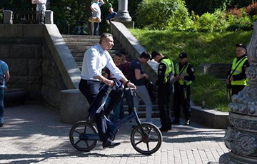Фотофакт: Мэр Киева Кличко приехал на инаугурацию Зеленского на велосипеде