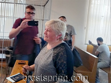 В Бресте учительницу с 24-летним стажем оштрафовали за «кормление голубей»
