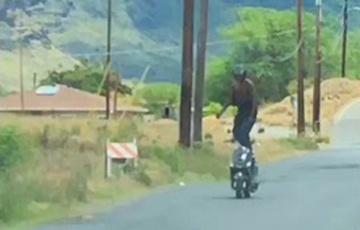 Видеохит: Трюкач на скутере удивил автомобилистов