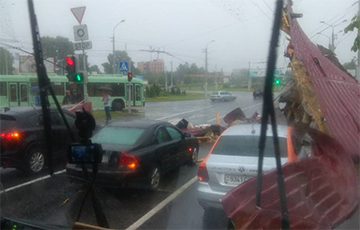 Фотофакт: во время непогоды в Минске снесло часть дома