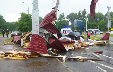 Видеофакт: Как с частного дома в Минске сорвало крышу