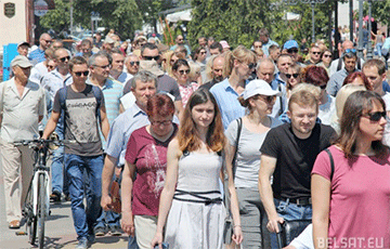 Сотни брестчан вышли на марш против завода АКБ
