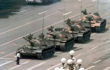 Фотофакт: 30 лет назад демонстрант остановил танки на площади Тяньаньмэнь