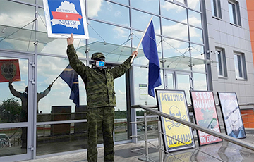 Художник Алесь Пушкин провел акцию-перфоманс против русификации Беларуси