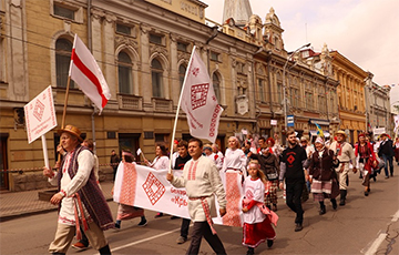 Фотофакт: Колонна под бело-красно-белыми флагами оказалась самой массовой в Иркутске