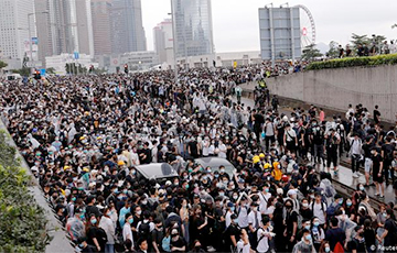 В Гонконге протестующие перекрыли две ключевые автомагистрали