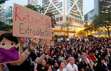 Жители Гонконга выстроились в 45-километровую живую цепь