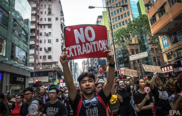 Преподаватели Гонконга вышли на акцию в поддержку митингующих студентов