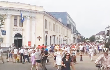Видеофакт: Брестчане идут шествием по центральным улицам города