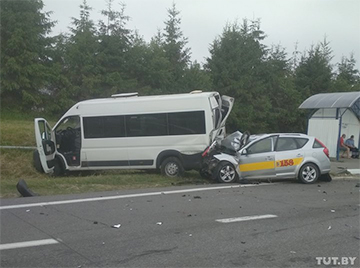 Под Минском произошла серьезная авария с участием маршрутки и такси
