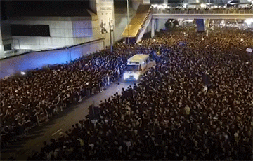 Відэафакт: Шматтысячны натоўп у Ганконгу расступаецца перад хуткай дапамогай