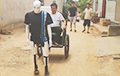 Видеохит: Сельский умелец создал робота-рикшу