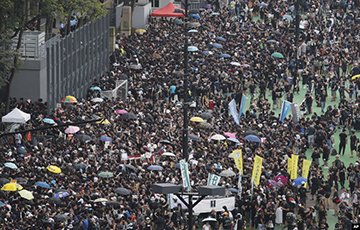 В Гонконге протестующие заблокировали штаб-квартиру полиции