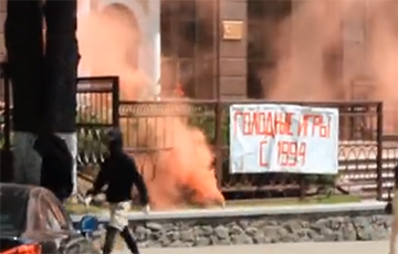 «Галодныя гульні»: украінскія анархісты правялі акцыю ля беларускай амбасады
