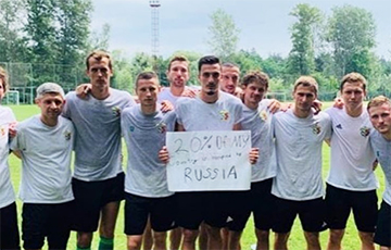 Украінскія футбалісты зрабілі фота з плакатам «20% маёй краіны акупаваны Расеяй»