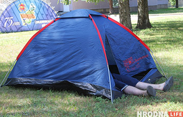 Hrodna Resident Sets Up Tent In Front Of District Administration And Is Going To Live There