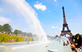Фотофакт: Туристы спасаются от жары в самых известных фонтанах европейских столиц