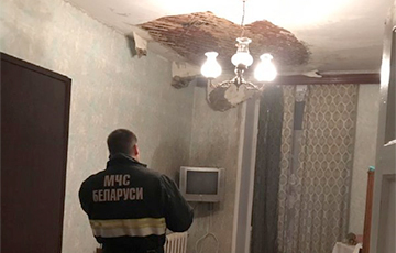В четырехэтажном доме в Минске после дождя обвалилась часть потолка