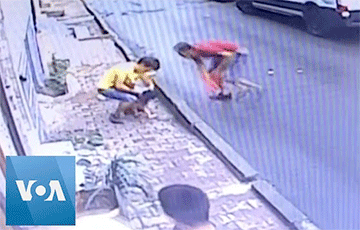 Відэафакт: У Стамбуле падлетак злавіў малечу, якая выпала з акна