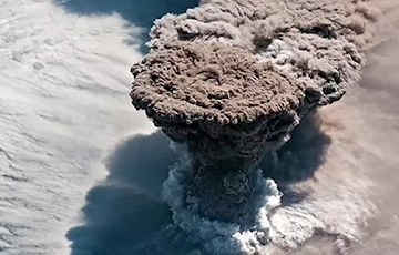 Мощнейшее извержение вулкана сняли из космоса