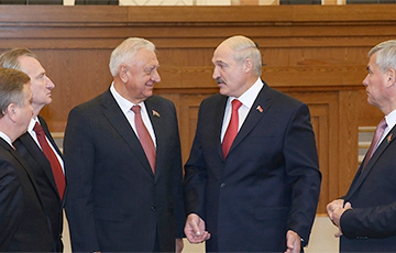 Почему некоторых белорусских чиновников не показывают рядом с Лукашенко