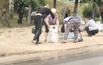 Photo Fact: Baranavichy Residents Grabbed Feed Staff From Ground With Bare Hands