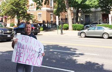 Belarusian Pickets Russian Embassy In United States