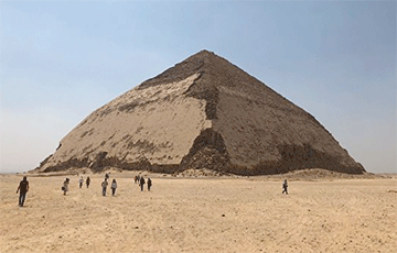 В Египте открыли для туристов уникальную «ломаную» пирамиду