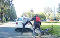 Видеофакт: В Минске водитель набросился на велосипедиста прямо на проезжей части