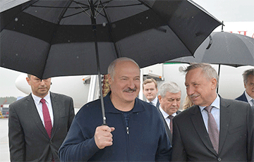 Lukashenka Comes To Meet Putin With Bulletproof Umbrella