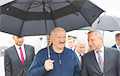 Лукашенко пришел на встречу с Путиным с «пуленепробиваемым» зонтом
