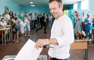«Требуй большего»: Вакарчук проголосовал на парламентских выборах в Украине