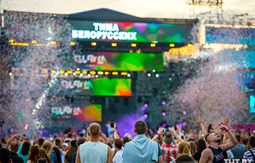 Фотофакт: Тысячи людей собрались на фестивале в Браславе несмотря на дождь