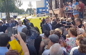 Хождение Лукашенко в народ оказалось постановкой