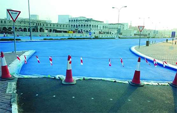 У сталіцы Катару пачалі фарбаваць дарогі ў блакітны колер