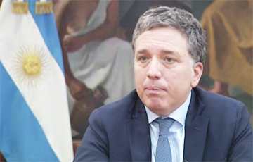 Министр финансов Аргентины подал в отставку из-за обвала курса песо