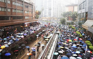 Фотофакт: Бесконечные тысячи людей вышли на марш протеста в Гонконге